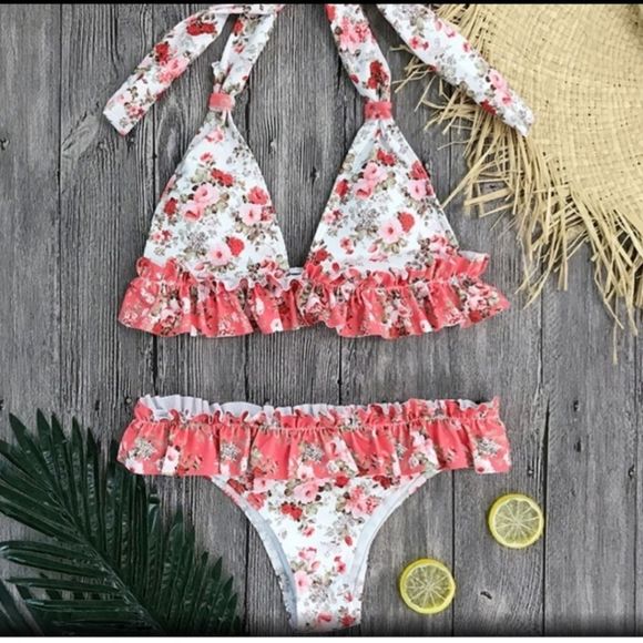 Cute Ruffle and Flower Bikini - Picture 3 of 4